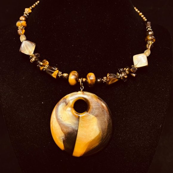 Unbranded Jewelry - Gold Tone Memory Wire Necklace With Chunky Brown Beads (4129)